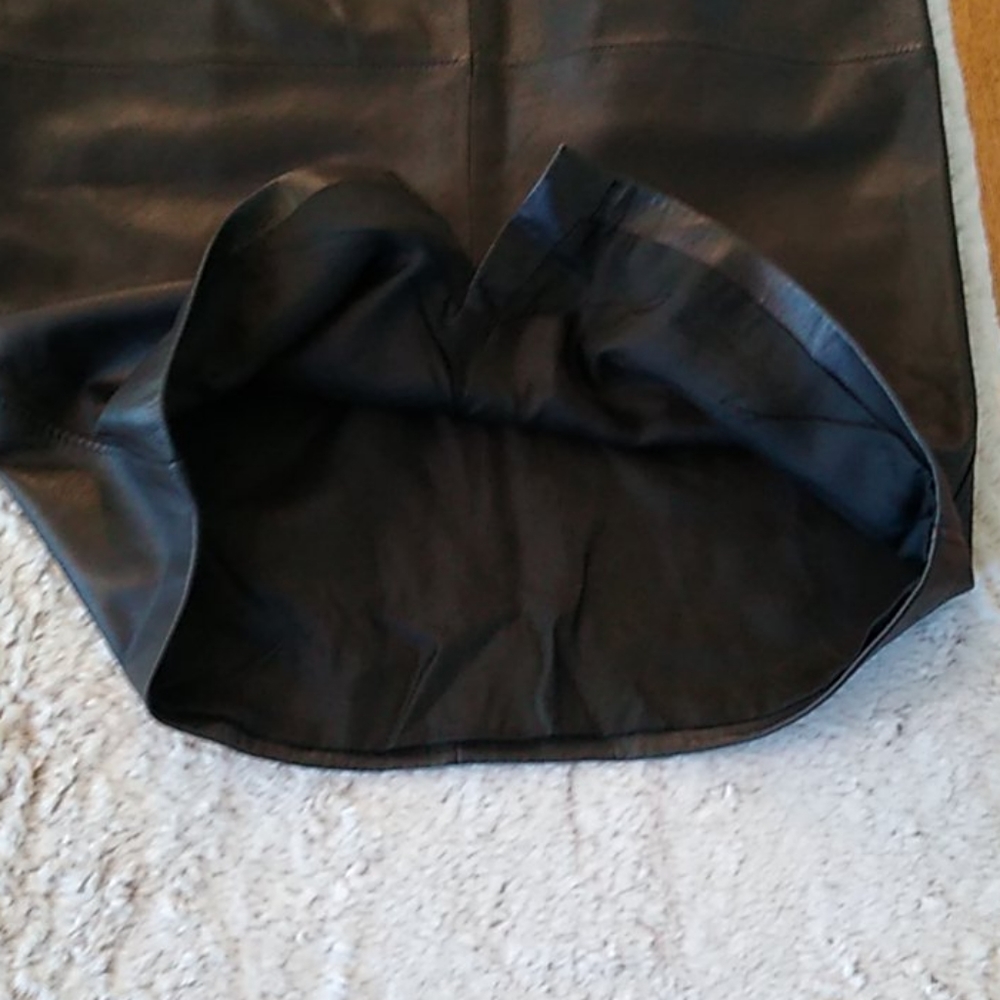Exquisite Valentino Leather Skirt - Picture 10 of 16